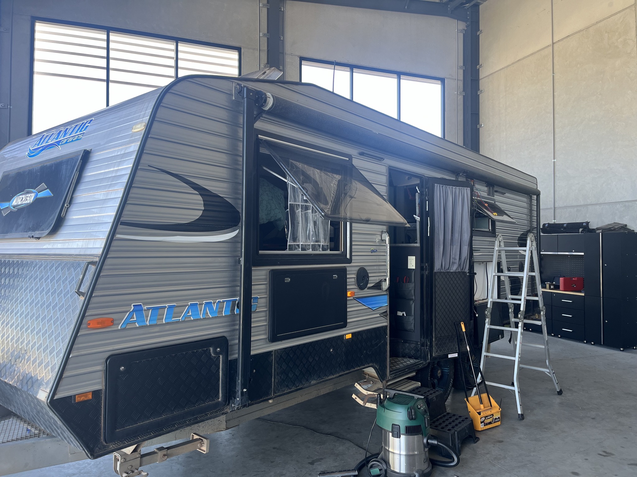 Caravan off-grid electrical installation
